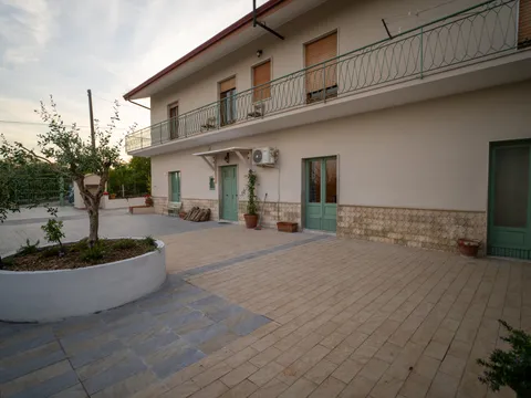 Cancello d'ingresso con la targa del B&B Josephine