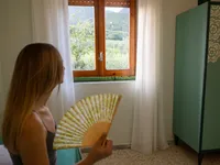 Finestra della camera Chloé affacciata sull'uliveto e sui Monti del Matese