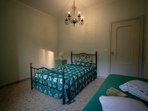 Camera Chloé, letti in ferro battuto verde