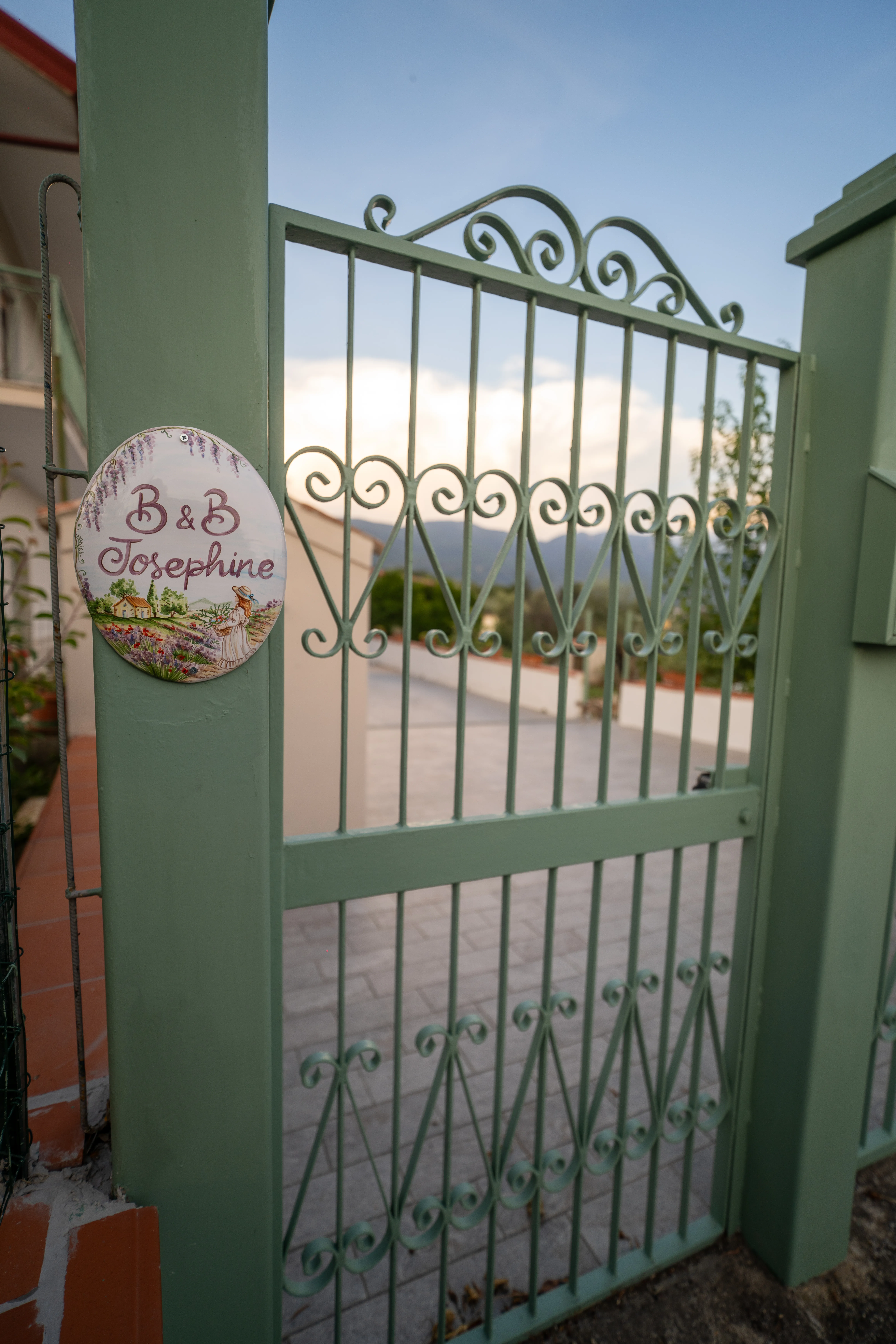 Facciata del B&B Josephine al crepuscolo, con balconi e giardino illuminati