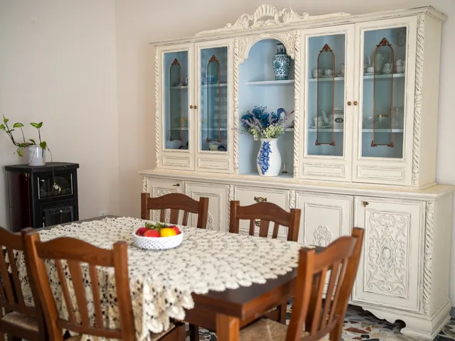 Sala colazione del B&B Josephine con credenza d'epoca